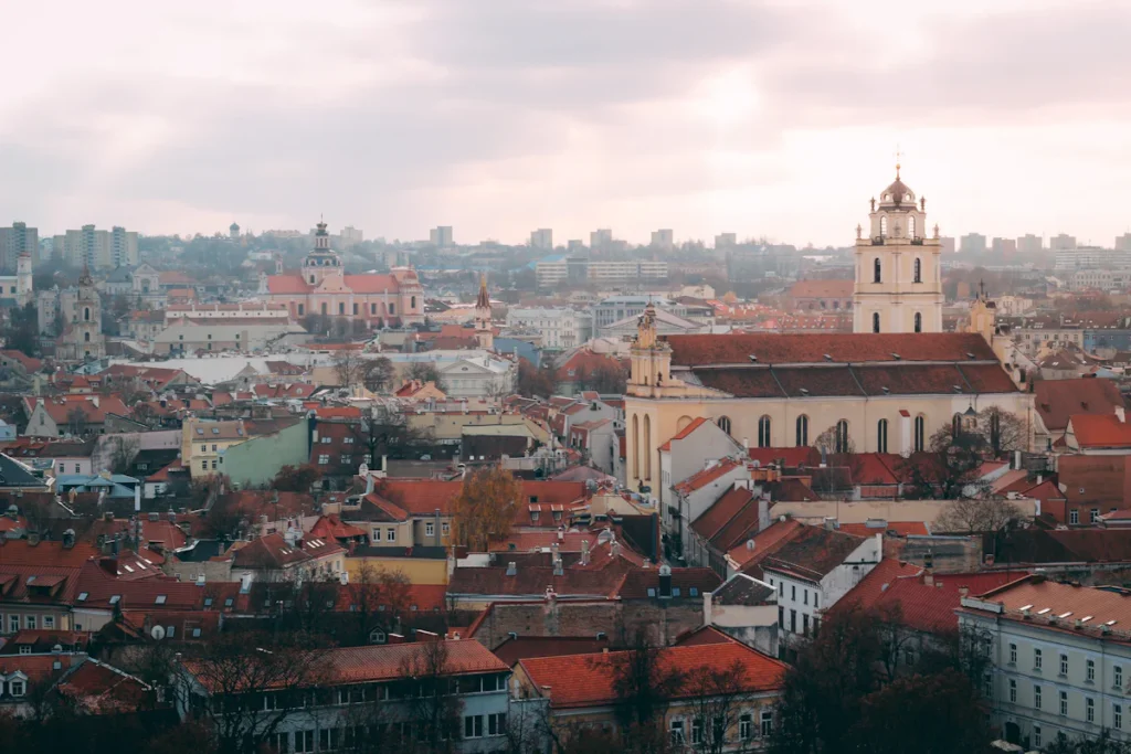 Vilniaus senamiesčio panorama Vilniaus senamiesčio stogų ir bažnyčių panorama