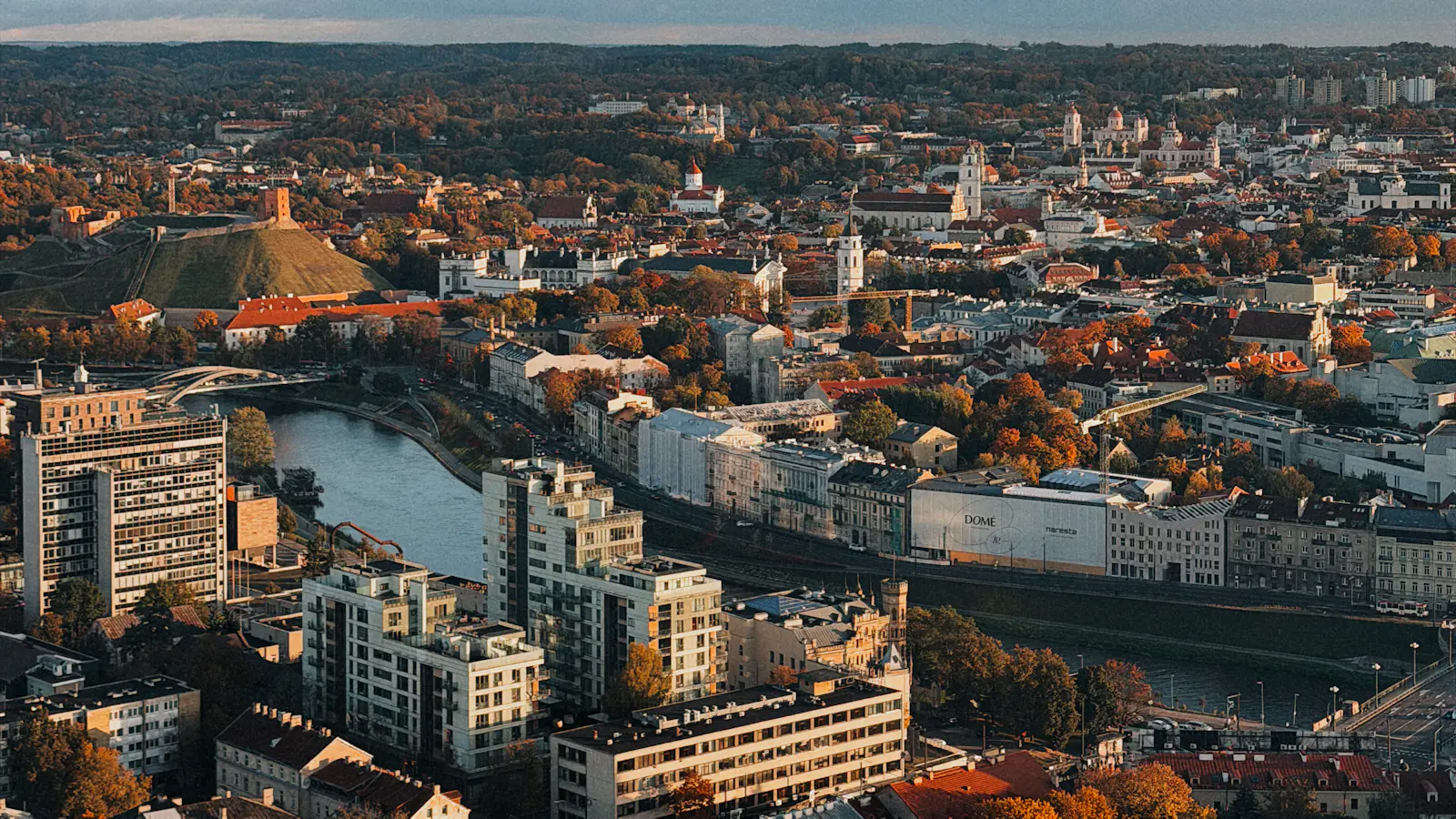 Vilnius iš paukščio skrydžio – Neris ir senamiestis Vilniaus senamiesčio, Gedimino pilies ir Neries panorama iš aukštai vakaro šviesoje